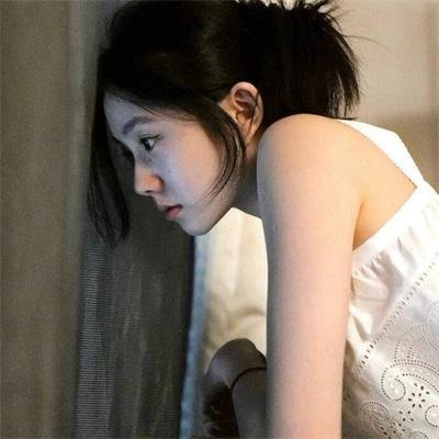 给小酒馆女子喝高杯酒